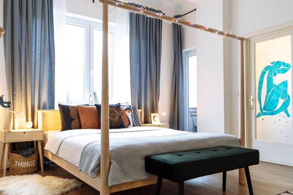La Dame Bleue Apartment Bukares Bagian luar foto